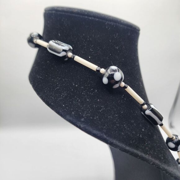 Glass beaded black & white necklace - Picture 2 of 3